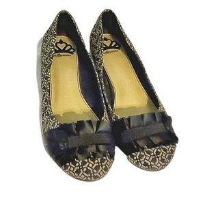 Fergalicious black and tan flats.